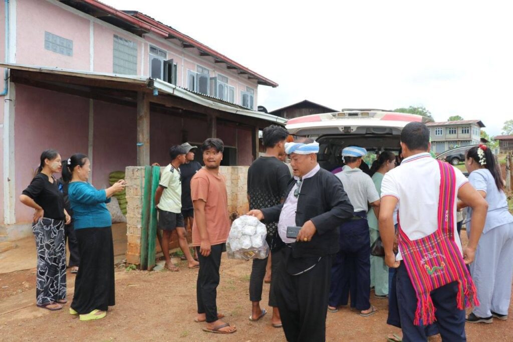ပအိုဝ်းစာပေနှင့် ယဉ်‌ကျေးမူအဖွဲ့၊ ဗဟိုကြက်ခြေနီအဖွဲ့တို့က စုပေါင်းကာ ဗိုလ်မှူးစောမောင်နှင့် လုံခြုံရေးအဖွဲ့တို့ကဦးဆောင်ကာ တော