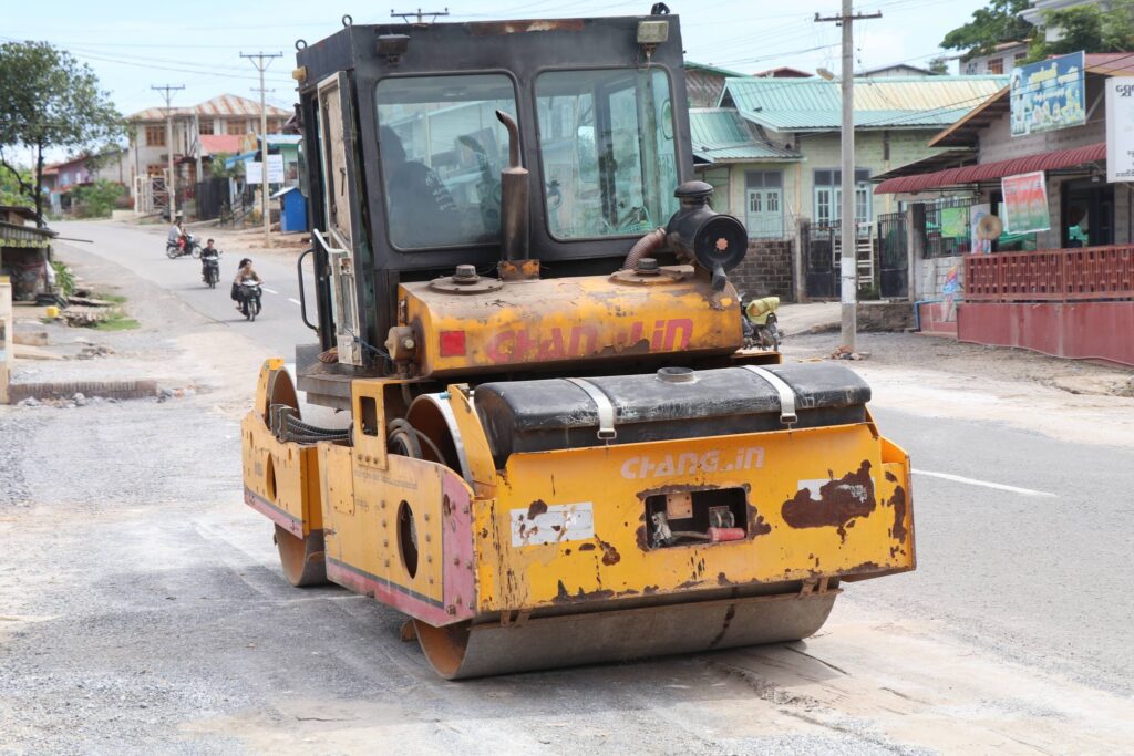ရက်(၁၀၀) စီမံကိန်းလမ်းလုပ်ငန်းများ ရာနှုန်းပြည့်ပြီးစီးမှုအား လျှပ်စစ်၊ စွမ်းအင်၊ စက်မှုနှင့် လမ်းပတ်ဆက်သွယ်ရေးဝန်ကြီးခွန်သန်
