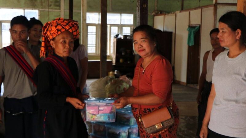 ပအိုဝ်းစာပေနှင့်ယဉ်ကျေးမူအဖွဲ့(ဗဟို)၊ ကြက်ခြေနီအဖွဲ့၊ ဗိုလ်မှူး စောမောင်နှင့် လုံခြုံရေးအဖွဲ့တို့ဦးဆောင်ကာ နမ်းနေင်းရွာရှိ မိဘပြည်သူများ၏အခက်အခဲကို လာရောက်တွေ့ဆုံမေးမြန်း၍ လိုအပ်သည်များ လှူဒါန်း