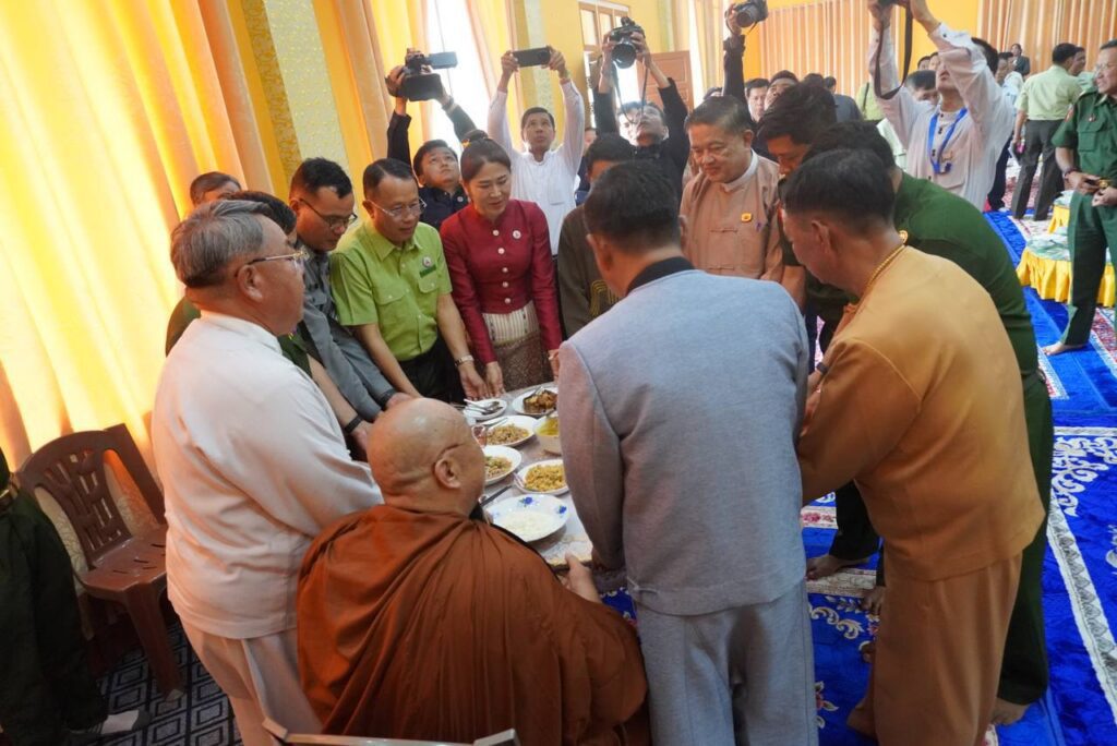 ရှမ်းပြည်နယ်ဝန်ကြီးချုပ် ဦးစိုင်းထိန်စိုးနှင့်ရှမ်းပြည်အစိုးရအဖွဲ့ ပင်လုံမြို့သို့ မန်ဆူဆရာတော် ဒေါက်တာဘဒ္ဒန္တပုညနန္ဒ သွားရေ
