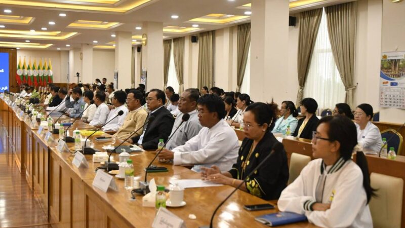 တိုင်းဒေသကြီးနှင့်ပြည်နယ် အသက်(၁၈) နှစ်အောက် အမျိုးသားဘောလုံးပြိုင်ပွဲသို့ဝင်ရောက်ယှဥ်ပြိုင်မည့် ရှမ်းပြည်နယ်အမျိုးသားဘောလုံးအသင်းအား အောင်နိုင်ရေးအလံပေးအပ်