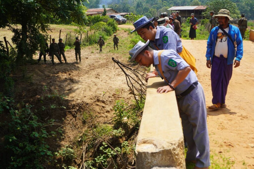 ရေကြီးမှုကြောင့် တိမ်းစောင်းသွားသည့် တံတား ပြန်လည်ပြင်ဆင်နိုင်ရေး လွိုင်လင်မြို့နယ် ပြည်နယ်လွှတ်တော် ခွန်သက်နိုင် နှင့် နတလ ခ