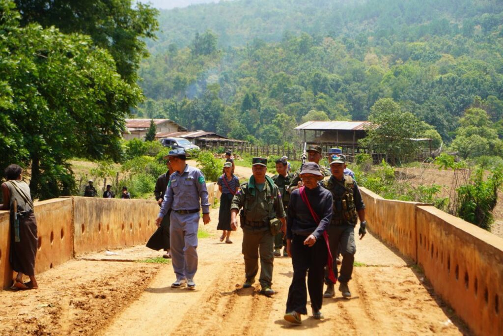 ရေကြီးမှုကြောင့် တိမ်းစောင်းသွားသည့် တံတား ပြန်လည်ပြင်ဆင်နိုင်ရေး လွိုင်လင်မြို့နယ် ပြည်နယ်လွှတ်တော် ခွန်သက်နိုင် နှင့် နတလ ခ