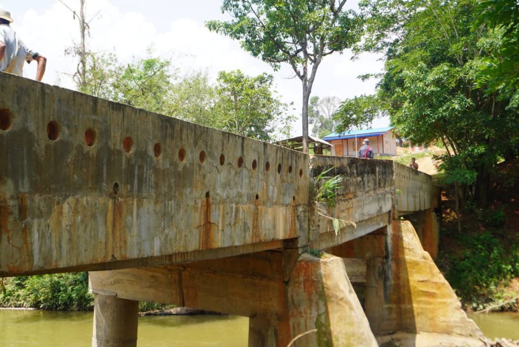 ရေကြီးမှုကြောင့် တိမ်းစောင်းသွားသည့် တံတား ပြန်လည်ပြင်ဆင်နိုင်ရေး လွိုင်လင်မြို့နယ် ပြည်နယ်လွှတ်တော် ခွန်သက်နိုင် နှင့် နတလ ခ