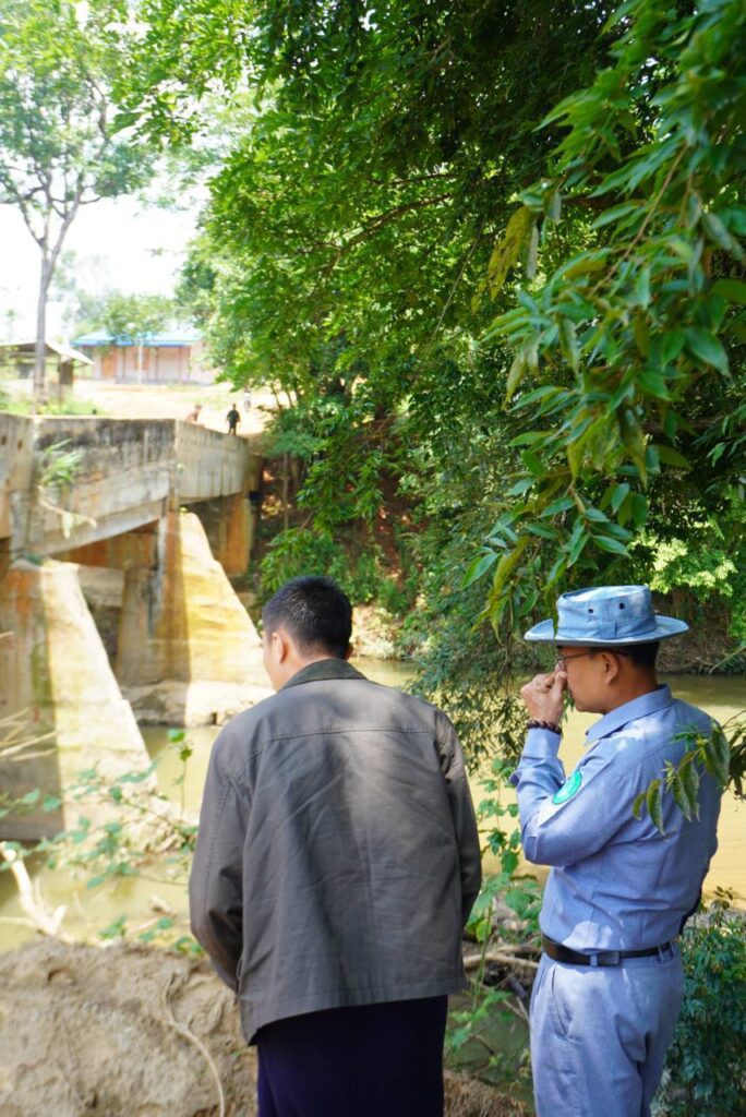 ရေကြီးမှုကြောင့် တိမ်းစောင်းသွားသည့် တံတား ပြန်လည်ပြင်ဆင်နိုင်ရေး လွိုင်လင်မြို့နယ် ပြည်နယ်လွှတ်တော် ခွန်သက်နိုင် နှင့် နတလ ခ