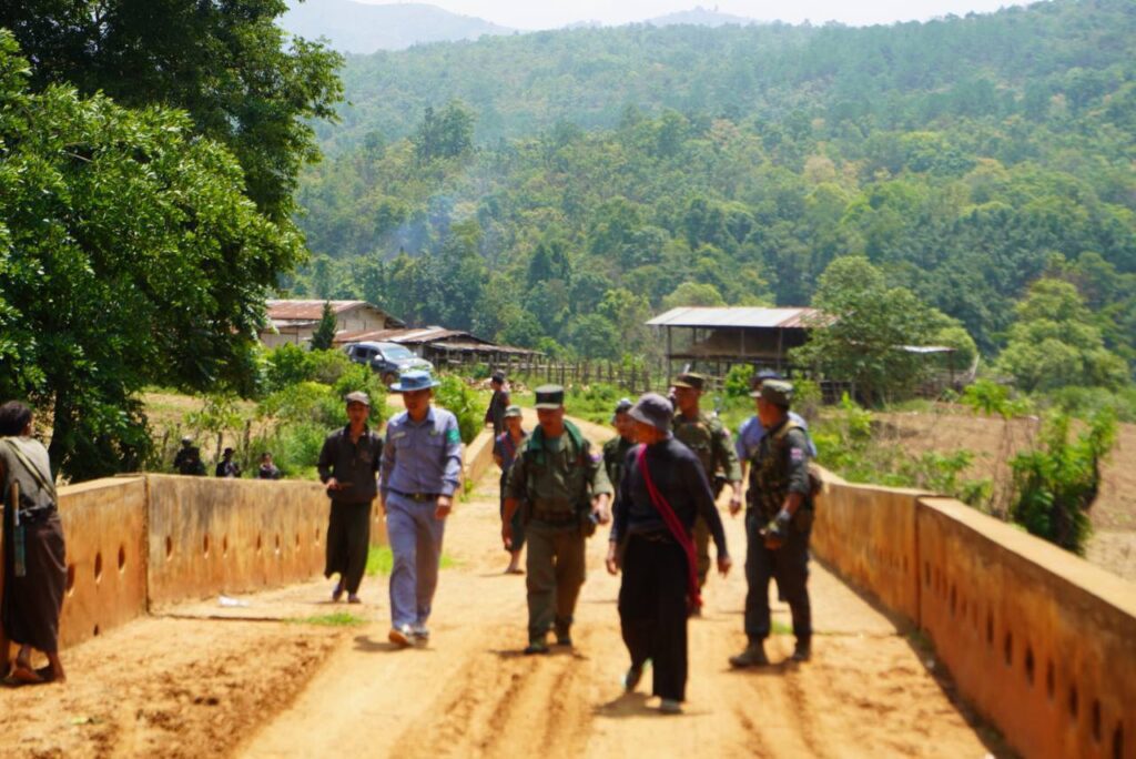 ရေကြီးမှုကြောင့် တိမ်းစောင်းသွားသည့် တံတား ပြန်လည်ပြင်ဆင်နိုင်ရေး လွိုင်လင်မြို့နယ် ပြည်နယ်လွှတ်တော် ခွန်သက်နိုင် နှင့် နတလ ခ