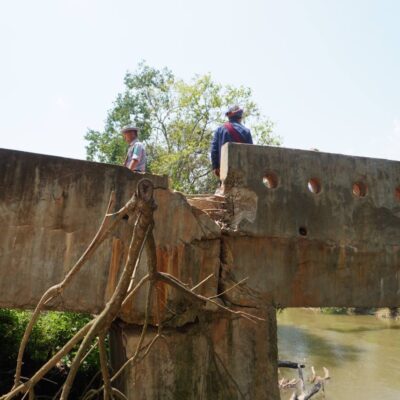 ရေကြီးမှုကြောင့် တိမ်းစောင်းသွားသည့် တံတား ပြန်လည်ပြင်ဆင်နိုင်ရေး လွိုင်လင်မြို့နယ် ပြည်နယ်လွှတ်တော် ခွန်သက်နိုင် နှင့် နတလ ခရိုင်မှုး ဦးဇောဇော်ထွန်း ကွင်းဆင်းစစ်ဆေး