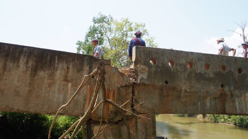 ရေကြီးမှုကြောင့် တိမ်းစောင်းသွားသည့် တံတား ပြန်လည်ပြင်ဆင်နိုင်ရေး လွိုင်လင်မြို့နယ် ပြည်နယ်လွှတ်တော် ခွန်သက်နိုင် နှင့် နတလ ခရိုင်မှုး ဦးဇောဇော်ထွန်း ကွင်းဆင်းစစ်ဆေး