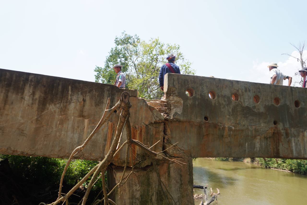 ရေကြီးမှုကြောင့် တိမ်းစောင်းသွားသည့် တံတား ပြန်လည်ပြင်ဆင်နိုင်ရေး လွိုင်လင်မြို့နယ် ပြည်နယ်လွှတ်တော် ခွန်သက်နိုင် နှင့် နတလ ခရိုင်မှုး ဦးဇောဇော်ထွန်း ကွင်းဆင်းစစ်ဆေး