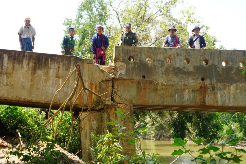 ရေကြီးမှုကြောင့် တိမ်းစောင်းသွားသည့် တံတား ပြန်လည်ပြင်ဆင်နိုင်ရေး လွိုင်လင်မြို့နယ် ပြည်နယ်လွှတ်တော် ခွန်သက်နိုင် နှင့် နတလ ခ