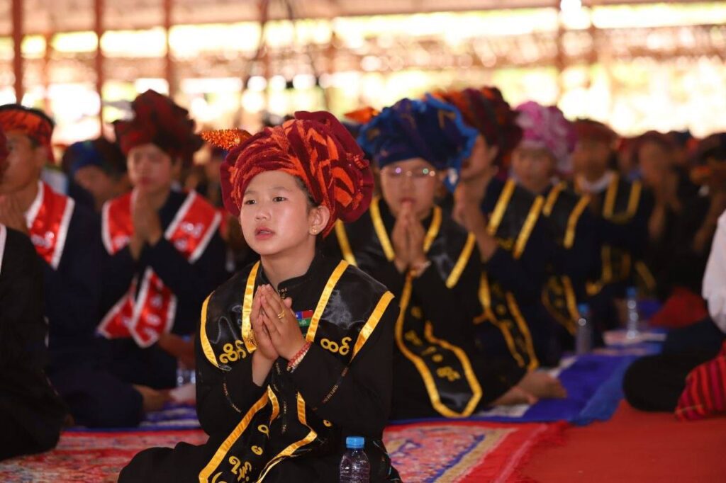 ဝေင်ꩻဟိုပုံꩻ၊ နောင်တောင်ꩻပရဟိတတပ်ဦး ဗွေးဗွန်အွဉ်သွဉ် ပညာႏရေꩻကျောင်ꩻကို ကမာꩻလွေꩻဒါႏဝေင်ꩻနယ်ႏပေါင်ꩻစွုမ်ႏ လိတ်ပအိုဝ်ႏထင်ယံကျောင