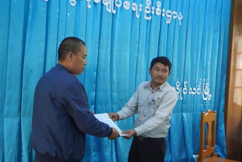 လွိုင်လင်မြို့နယ်အထွေထွေအုပ်ချုပ်ရေးဦးစီးဌာန အစည်းအဝေးခန်းမ၌ လွိုင်လင်မြို့နယ် လွှတ်တော်ကိုယ်စားလှယ်များနှင့် ဌာနဆိုင်ရာများ တွေ့ဆုံပွဲအခမ်းအနားနှင့် (၂၀၂၆-၂၀၂၇ )ဘဏ္ဍာရေးနှစ် ဒေသန္တရစီမံကိန်း တာဝန်ပေးအပ်ခြင်းအခမ်းအနားကျင်းပ