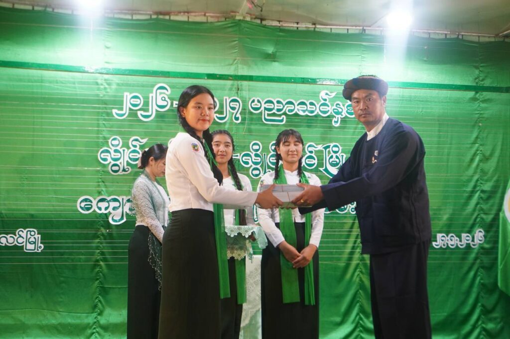 လွိုင်လင်မြို့နယ် ပြည်သူ့လွှတ်တော်ကိုယ်စားလှယ် ဦးခွန်အောင်ဆန်းနှင့် ပြည်နယ်လွှတ်တော် ကိုယ်စားလှယ် ခွန်သက်နိုင် မြို့နယ်အဆင့် 