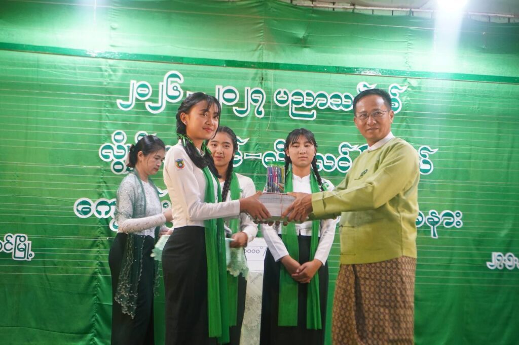လွိုင်လင်မြို့နယ် ပြည်သူ့လွှတ်တော်ကိုယ်စားလှယ် ဦးခွန်အောင်ဆန်းနှင့် ပြည်နယ်လွှတ်တော် ကိုယ်စားလှယ် ခွန်သက်နိုင် မြို့နယ်အဆင့် 