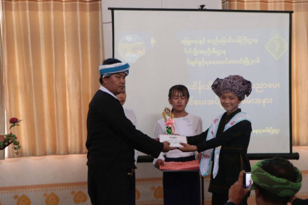 ဝါးပြုံးရွာတွင် ကော်ဖီစိုက်ပျိုးထိန်းသိမ်းခြင်း နည်းပညာသင်တန်းနှင့် ကော်ဖီပျိုးပင်ပေးအပ်ခြင်း အခမ်းအနား ကျင်းပ