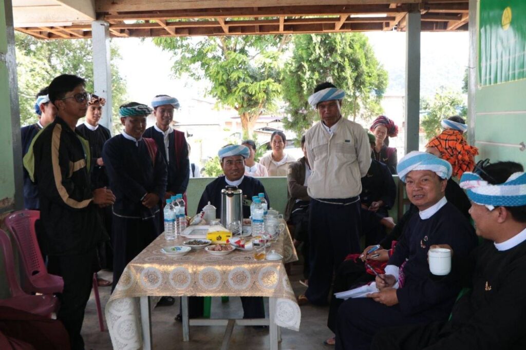 ပအိုဝ်းကိုယ်ပိုင်အုပ်ချုပ်ခွင့်ရဒေသ ဦးစီးဥက္ကဌနှင့် လွတ်တော်ကိုယ်စားလှယ်များက ဆောင်းပြောင်းကျေးရွာရှိ စာသင်ကျောင်းများ ပြန်လည