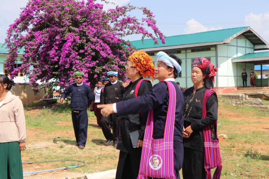 ပအိုဝ်းကိုယ်ပိုင်အုပ်ချုပ်ခွင့်ရဒေသ ဦးစီးဥက္ကဌနှင့် လွတ်တော်ကိုယ်စားလှယ်များက ဆောင်းပြောင်းကျေးရွာရှိ စာသင်ကျောင်းများ ပြန်လည