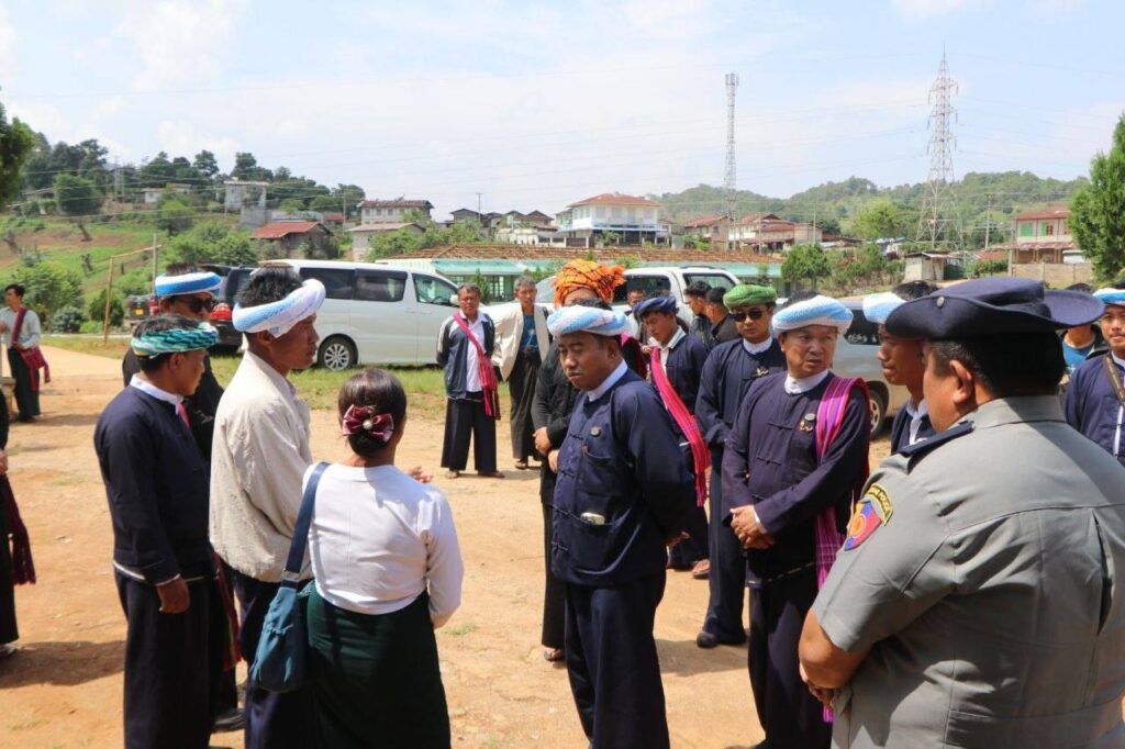 ပအိုဝ်းကိုယ်ပိုင်အုပ်ချုပ်ခွင့်ရဒေသ ဦးစီးဥက္ကဌနှင့် လွတ်တော်ကိုယ်စားလှယ်များက ဆောင်းပြောင်းကျေးရွာရှိ စာသင်ကျောင်းများ ပြန်လည