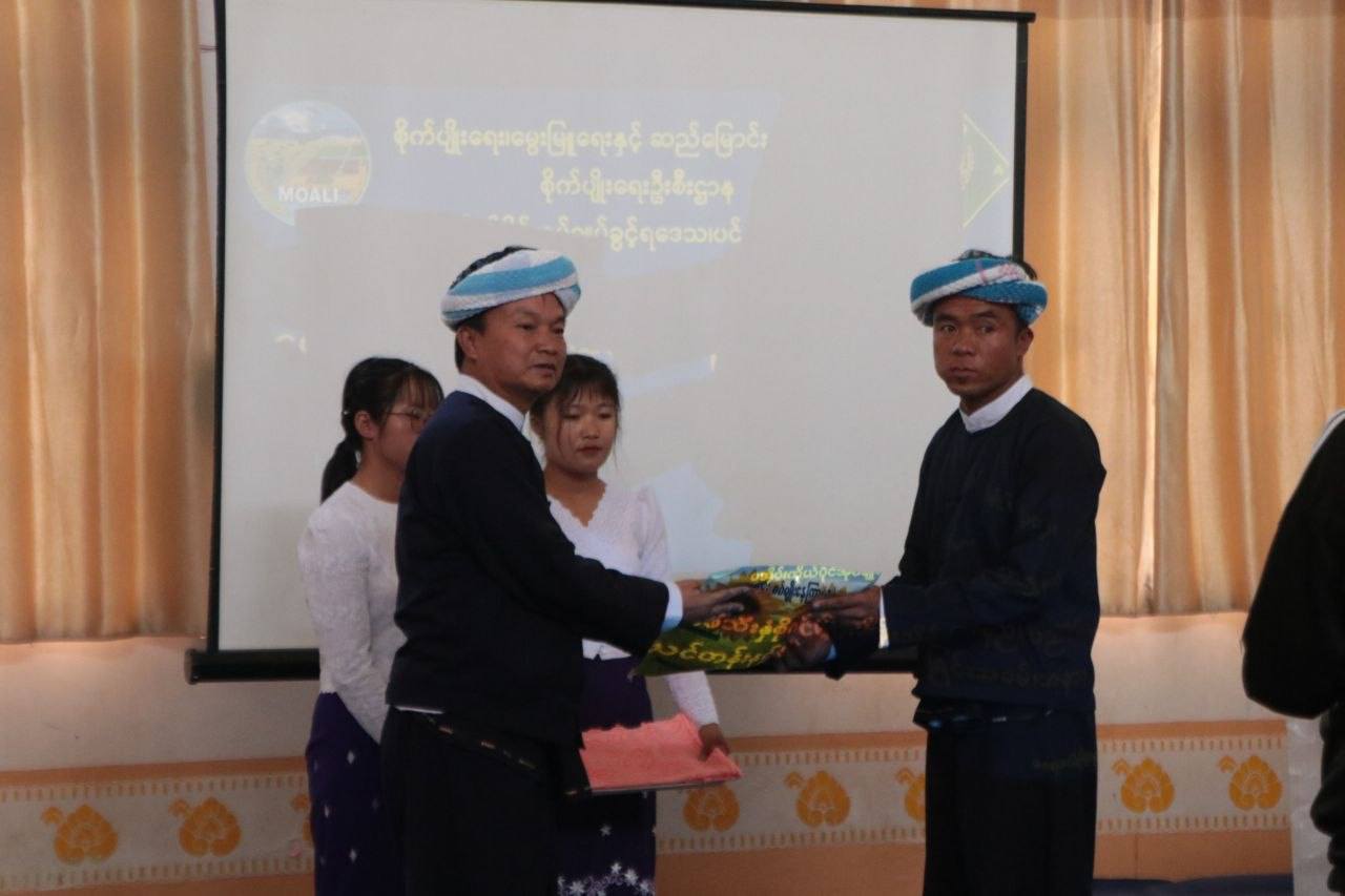 ဝါးပြုံးရွာတွင် ကော်ဖီစိုက်ပျိုးထိန်းသိမ်းခြင်း နည်းပညာသင်တန်းနှင့် ကော်ဖီပျိုးပင်ပေးအပ်ခြင်း အခမ်းအနား ကျင်းပ