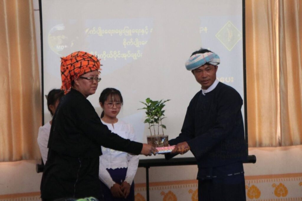 ဝါးပြုံးရွာတွင် ကော်ဖီစိုက်ပျိုးထိန်းသိမ်းခြင်း နည်းပညာသင်တန်းနှင့် ကော်ဖီပျိုးပင်ပေးအပ်ခြင်း အခမ်းအနား ကျင်းပ