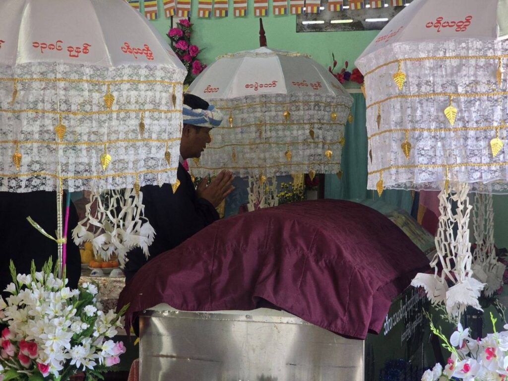 မောက်မယ်မြို့ရှိ ပရိယတ္တိပါဒတကျောင်းတိုက် ဆရာတော်၏ အန္တိမအဂ္ဂိဈာပနပွဲ ဖြစ်မြောက်ရေးအတွက် သူရိယခမ်း ခမ်းဗွေႏနှင့်အဖွဲ့ အလှူငွေ