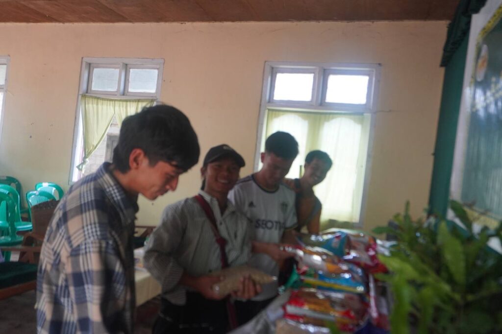 လွိုင်လင်ခရိုင်၊ လွိုင်လင်မြို့နယ် စိုက်ပျိုးရေးဦးစီးဌာနမှာ တောင်သူတွေ့ဆုံဆွေးနွေးပွဲနှင့် မျိုးစေ့ ၊ပျိုးပင် ၊လယ်ယာသုံးစက်ကိ