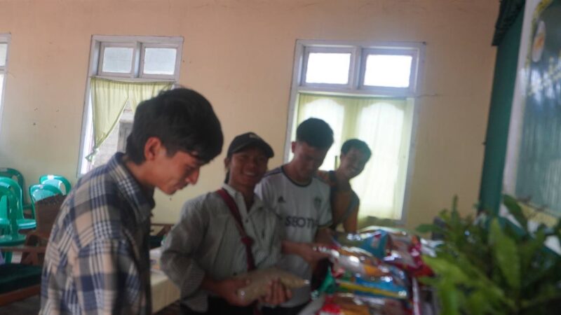 လွိုင်လင်ခရိုင်၊ လွိုင်လင်မြို့နယ် စိုက်ပျိုးရေးဦးစီးဌာနမှာ တောင်သူတွေ့ဆုံဆွေးနွေးပွဲနှင့် မျိုးစေ့ ၊ပျိုးပင် ၊လယ်ယာသုံးစက်ကိရိယာများ ထောက်ပံ့ပေးအပ်ပွဲပြုလုပ်