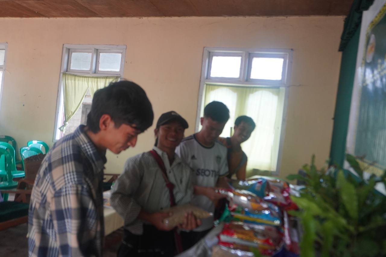 လွိုင်လင်ခရိုင်၊ လွိုင်လင်မြို့နယ် စိုက်ပျိုးရေးဦးစီးဌာနမှာ တောင်သူတွေ့ဆုံဆွေးနွေးပွဲနှင့် မျိုးစေ့ ၊ပျိုးပင် ၊လယ်ယာသုံးစက်ကိရိယာများ ထောက်ပံ့ပေးအပ်ပွဲပြုလုပ်