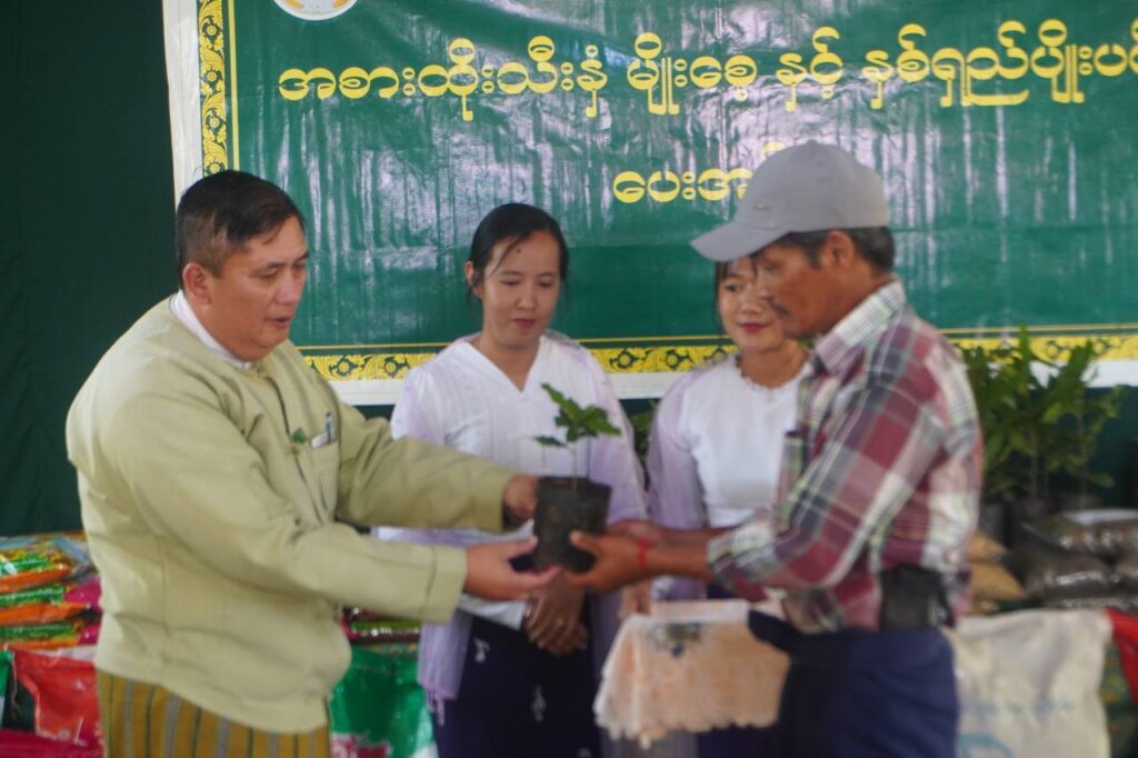 လွိုင်လင်ခရိုင်၊ လွိုင်လင်မြို့နယ် စိုက်ပျိုးရေးဦးစီးဌာနမှာ တောင်သူတွေ့ဆုံဆွေးနွေးပွဲနှင့် မျိုးစေ့ ၊ပျိုးပင် ၊လယ်ယာသုံးစက်ကိ