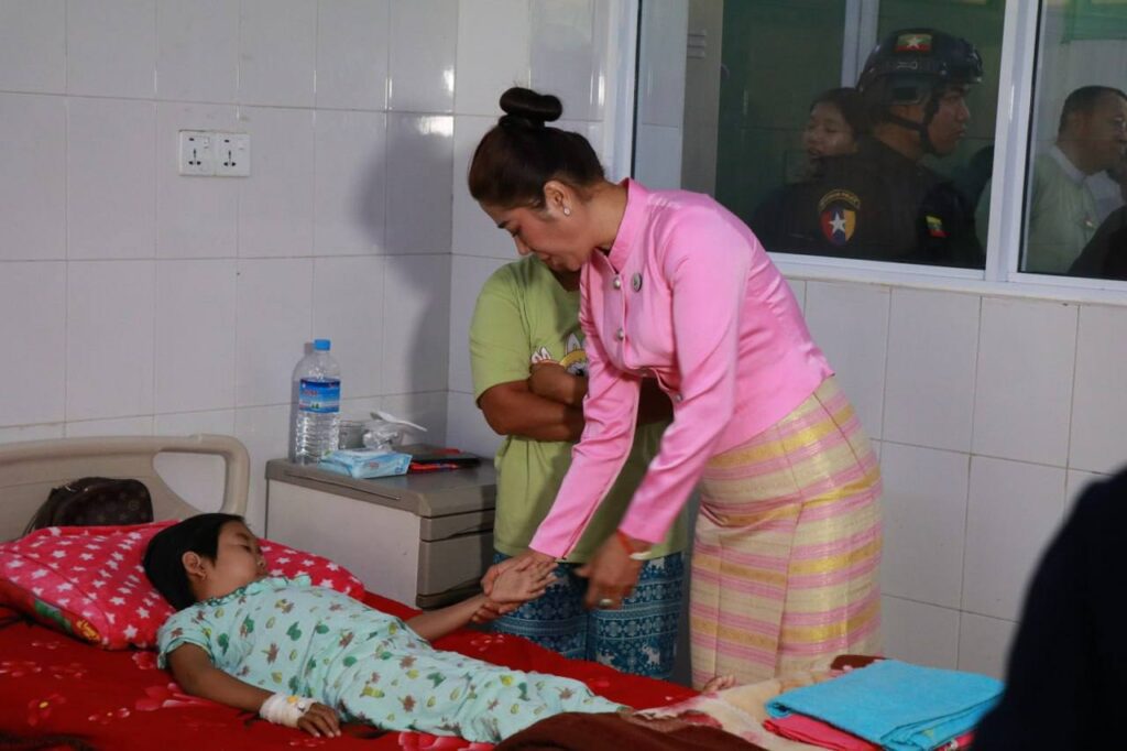 နှစ်(၈၀)ပြည့် မြန်မာနိုင်ငံမီးသတ်တပ်ဖွဲ့နေ့အထိမ်းအမှတ်ကိုကြိုဆိုဂုဏ်ပြုသောအားဖြင့် မီးသတ်တပ်ဖွဲ့ဝင်များ မိခင်နှင့် ကလေးဆေးရုံ