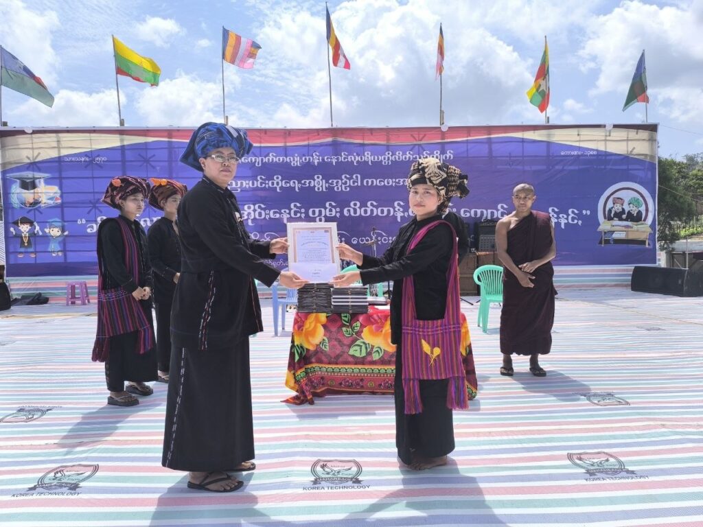 ဆရာႏတွမ်ႏတကာႏဆွန်ꩻစူ ပညာႏပင်ႏထိုရေꩻအစွိုꩻ အွဉ်ငါဖေႏအပ်လွေꩻ လိတ်ထူႏဂွုဏ်ႏပွယ်ꩻ