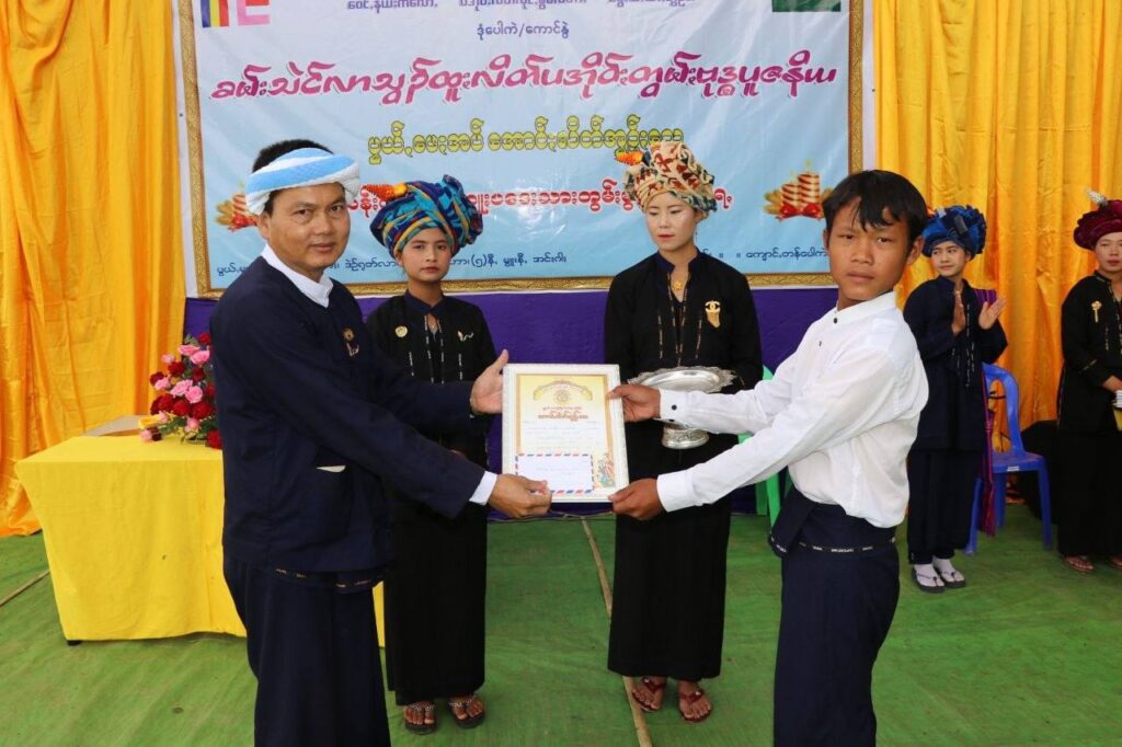 ကလောမြို့နယ် ပေါကဲကျေးရွာ၌ပအိုဝ်းစာပေသင်တန်းဆင်းပွဲ အခမ်းအနားကျင်းပ