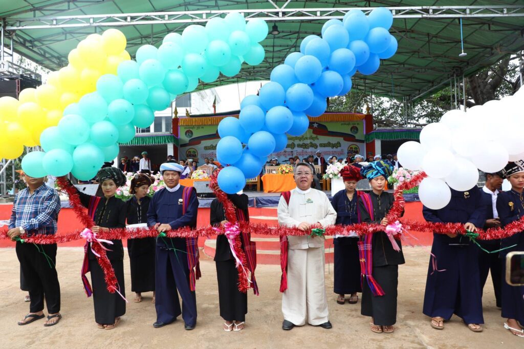 ပေါမူကျေးရွာတွင် ဗုဒ္ဓပူဇနိယပွဲတော်နှင့် ပအိုဝ်းရိုးရာ မီးရှူး(လူးဖိုင်ꩻ)ပွဲတော် စည်ကားသိုက် မြိုက်စွာ ကျင်းပ
