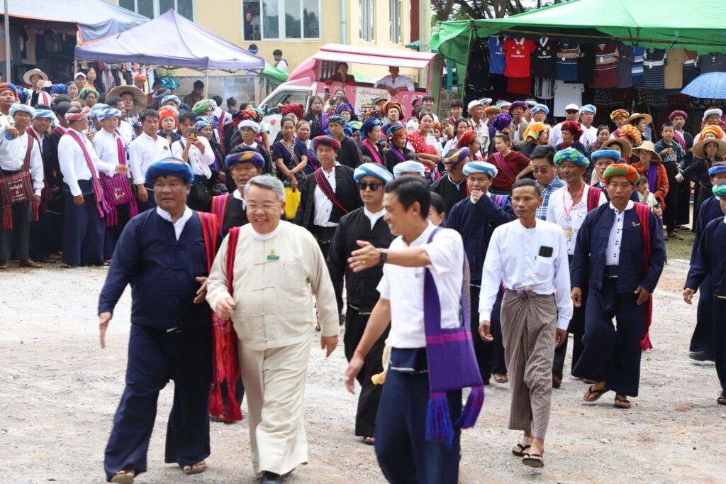 ပေါမူကျေးရွာတွင် ဗုဒ္ဓပူဇနိယပွဲတော်နှင့် ပအိုဝ်းရိုးရာ မီးရှူး(လူးဖိုင်ꩻ)ပွဲတော် စည်ကားသိုက် မြိုက်စွာ ကျင်းပ