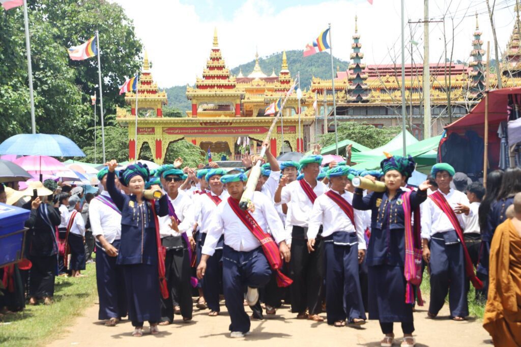 ပေါမူကျေးရွာတွင် ဗုဒ္ဓပူဇနိယပွဲတော်နှင့် ပအိုဝ်းရိုးရာ မီးရှူး(လူးဖိုင်ꩻ)ပွဲတော် စည်ကားသိုက် မြိုက်စွာ ကျင်းပ