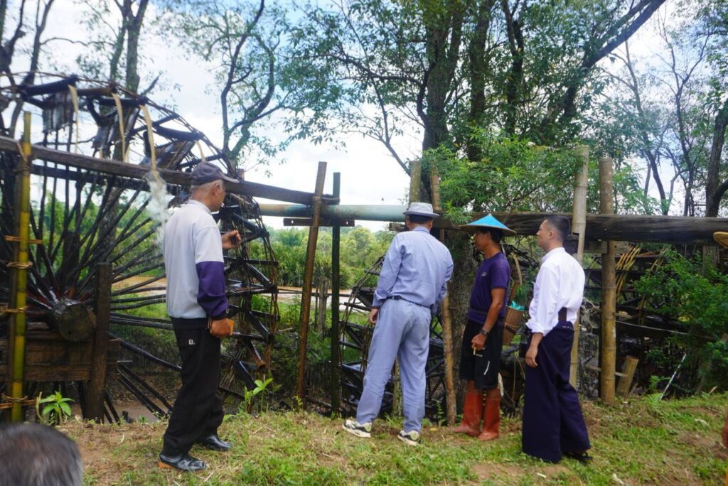 ဦးခွန်သက်နိုင်နှင့် တာဝန်ရှိသူများ ဆနင်းကျေးရွာအုပ်စု စိုက်ပျိုးရေးဖွံ့ဖြိုးတိုးတက်မှုအတွက် ကွင်းဆင်းလေ့လာ