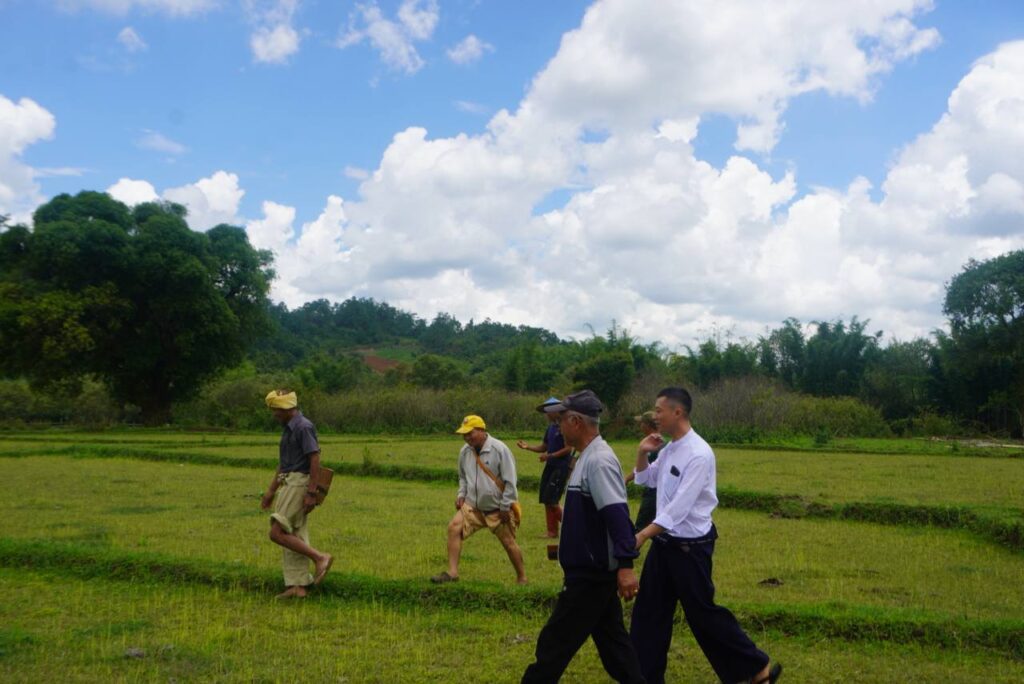 ဦးခွန်သက်နိုင်နှင့် တာဝန်ရှိသူများ ဆနင်းကျေးရွာအုပ်စု စိုက်ပျိုးရေးဖွံ့ဖြိုးတိုးတက်မှုအတွက် ကွင်းဆင်းလေ့လာ