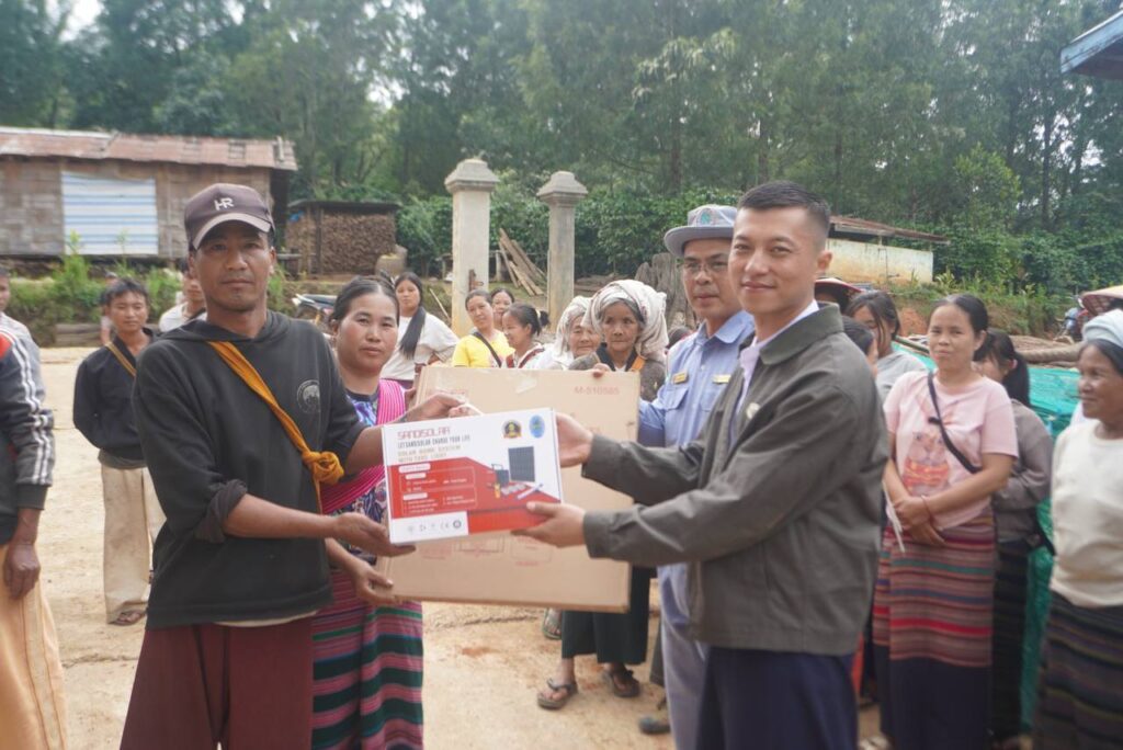 ဦးခွန်သက်နိုင်နှင့် သက်ဆိုင်ရာဌာနများ ပူးပေါင်း၍ ဆနင်းကျေးရွာတွင် ဆိုလာစနစ်များ ဖြန့်ဝေပေး