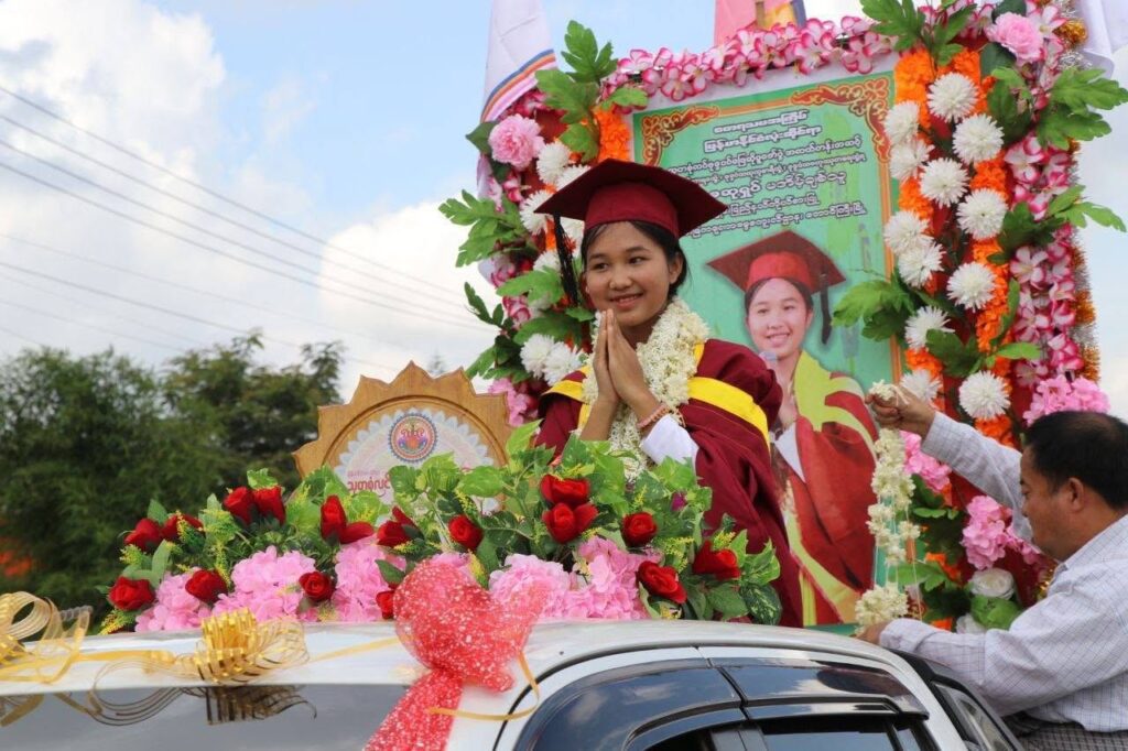 မြန်မာနိုင်ငံလုံးဆိုင်ရာ သုတစုံလင်ဗုဒ္ဓဝင်ပြိုင်ပွဲမှာ တစ်နိုင်ငံလုံးအဆင့်ပထမဆုရရှိခဲ့တဲ့ ရှမ်းပြည်နယ်ကိုယ်စားပြု မအိမ့်ချစ်သ