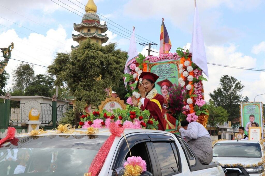 မြန်မာနိုင်ငံလုံးဆိုင်ရာ သုတစုံလင်ဗုဒ္ဓဝင်ပြိုင်ပွဲမှာ တစ်နိုင်ငံလုံးအဆင့်ပထမဆုရရှိခဲ့တဲ့ ရှမ်းပြည်နယ်ကိုယ်စားပြု မအိမ့်ချစ်သ