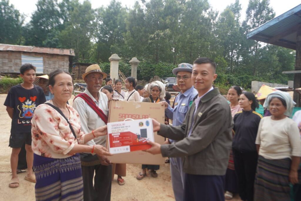 ဦးခွန်သက်နိုင်နှင့် သက်ဆိုင်ရာဌာနများ ပူးပေါင်း၍ ဆနင်းကျေးရွာတွင် ဆိုလာစနစ်များ ဖြန့်ဝေပေး