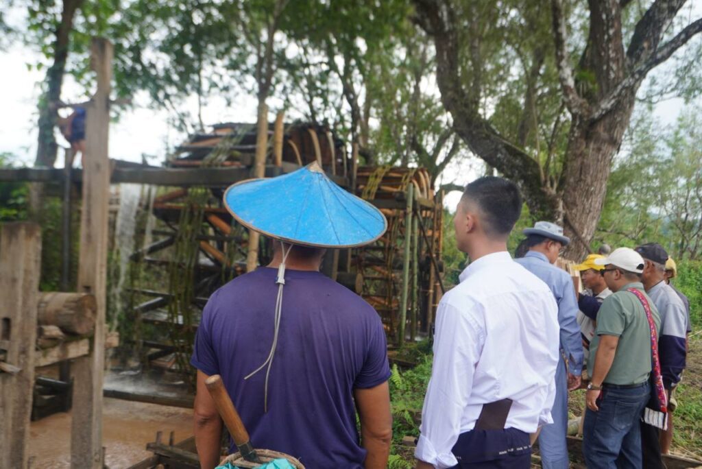 ဦးခွန်သက်နိုင်နှင့် တာဝန်ရှိသူများ ဆနင်းကျေးရွာအုပ်စု စိုက်ပျိုးရေးဖွံ့ဖြိုးတိုးတက်မှုအတွက် ကွင်းဆင်းလေ့လာ