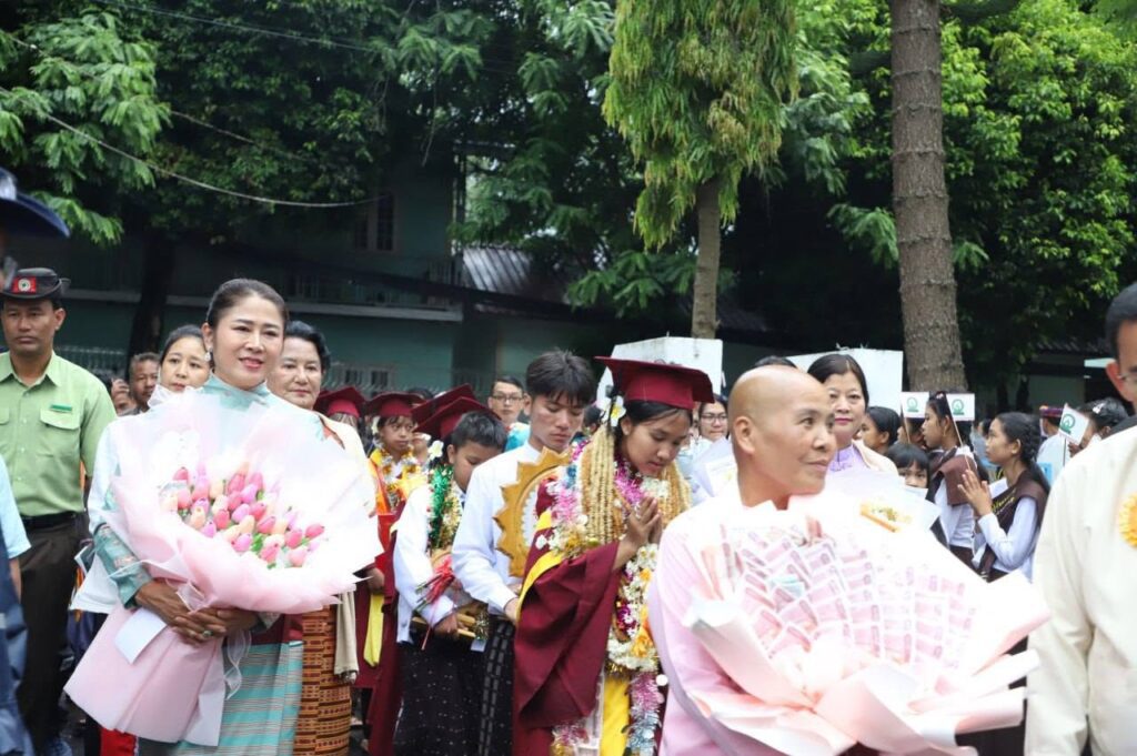 သုတစုံလင် ဗုဒ္ဓဝင်ဖြေဆိုပူဇော်ပွဲ အလယ်တန်းအဆင့် ပထမဆုရှင် မအိမ့်ချစ်သူနှင့် ဆုရရှိသူများအား ဂုဏ်ပြုချီးမြှင့်