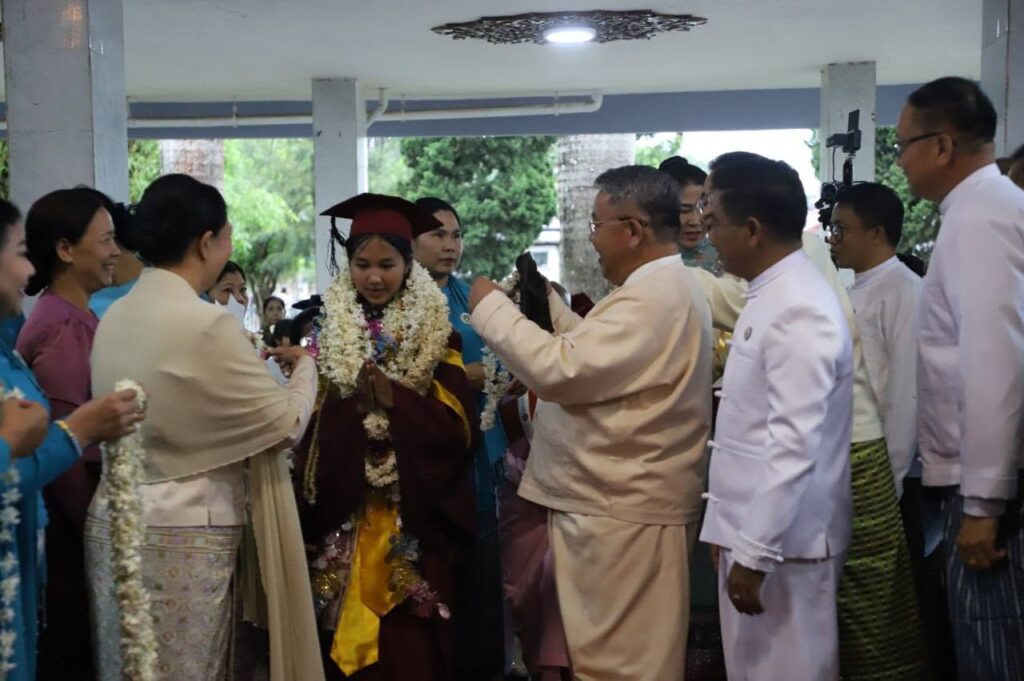 သုတစုံလင် ဗုဒ္ဓဝင်ဖြေဆိုပူဇော်ပွဲ အလယ်တန်းအဆင့် ပထမဆုရှင် မအိမ့်ချစ်သူနှင့် ဆုရရှိသူများအား ဂုဏ်ပြုချီးမြှင့်