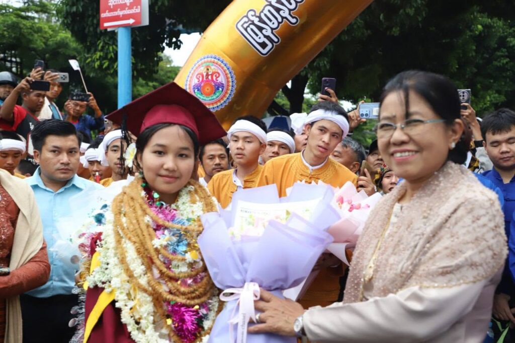 သုတစုံလင် ဗုဒ္ဓဝင်ဖြေဆိုပူဇော်ပွဲ အလယ်တန်းအဆင့် ပထမဆုရှင် မအိမ့်ချစ်သူနှင့် ဆုရရှိသူများအား ဂုဏ်ပြုချီးမြှင့်