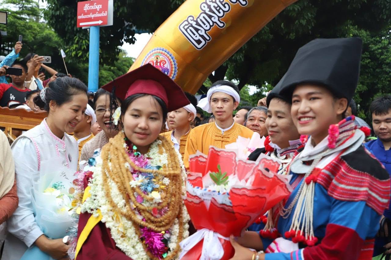 သုတစုံလင် ဗုဒ္ဓဝင်ဖြေဆိုပူဇော်ပွဲ အလယ်တန်းအဆင့် ပထမဆုရှင် မအိမ့်ချစ်သူနှင့် ဆုရရှိသူများအား ဂုဏ်ပြုချီးမြှင့်