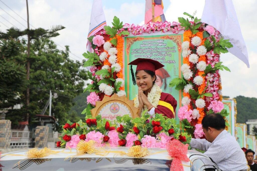 မြန်မာနိုင်ငံလုံးဆိုင်ရာ သုတစုံလင်ဗုဒ္ဓဝင်ပြိုင်ပွဲမှာ တစ်နိုင်ငံလုံးအဆင့်ပထမဆုရရှိခဲ့တဲ့ ရှမ်းပြည်နယ်ကိုယ်စားပြု မအိမ့်ချစ်သ
