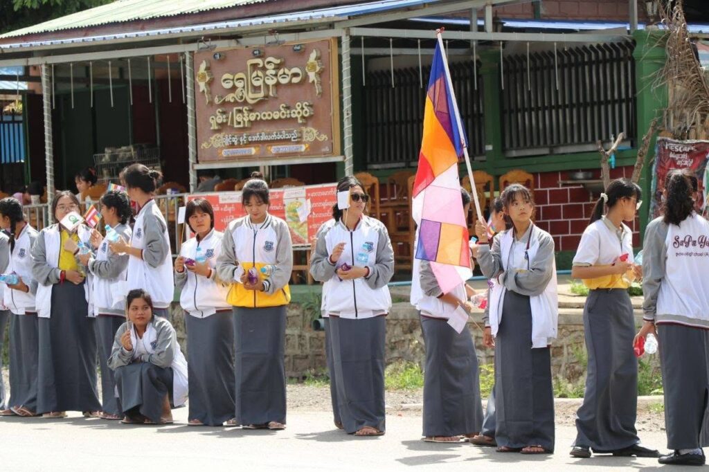 မြန်မာနိုင်ငံလုံးဆိုင်ရာ သုတစုံလင်ဗုဒ္ဓဝင်ပြိုင်ပွဲမှာ တစ်နိုင်ငံလုံးအဆင့်ပထမဆုရရှိခဲ့တဲ့ ရှမ်းပြည်နယ်ကိုယ်စားပြု မအိမ့်ချစ်သ