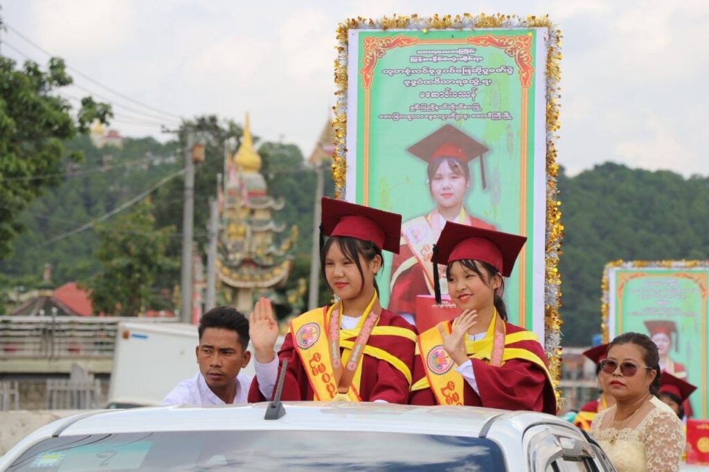 မြန်မာနိုင်ငံလုံးဆိုင်ရာ သုတစုံလင်ဗုဒ္ဓဝင်ပြိုင်ပွဲမှာ တစ်နိုင်ငံလုံးအဆင့်ပထမဆုရရှိခဲ့တဲ့ ရှမ်းပြည်နယ်ကိုယ်စားပြု မအိမ့်ချစ်သ