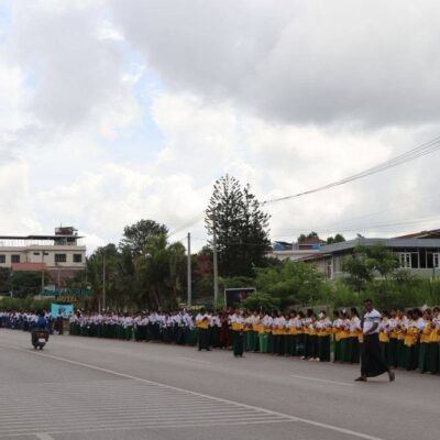 မြန်မာနိုင်ငံလုံးဆိုင်ရာ သုတစုံလင်ဗုဒ္ဓဝင်ပြိုင်ပွဲမှာ တစ်နိုင်ငံလုံးအဆင့်ပထမဆုရရှိခဲ့တဲ့ ရှမ်းပြည်နယ်ကိုယ်စားပြု မအိမ့်ချစ်သူကို အောင်ပန်းမြို့ပေါ်ရှိကျောင်းသား/သူများကြိုဆို